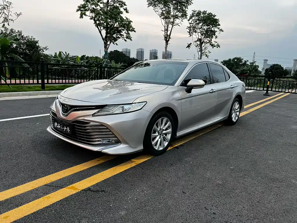 Toyota Camry 2019 — фото 1