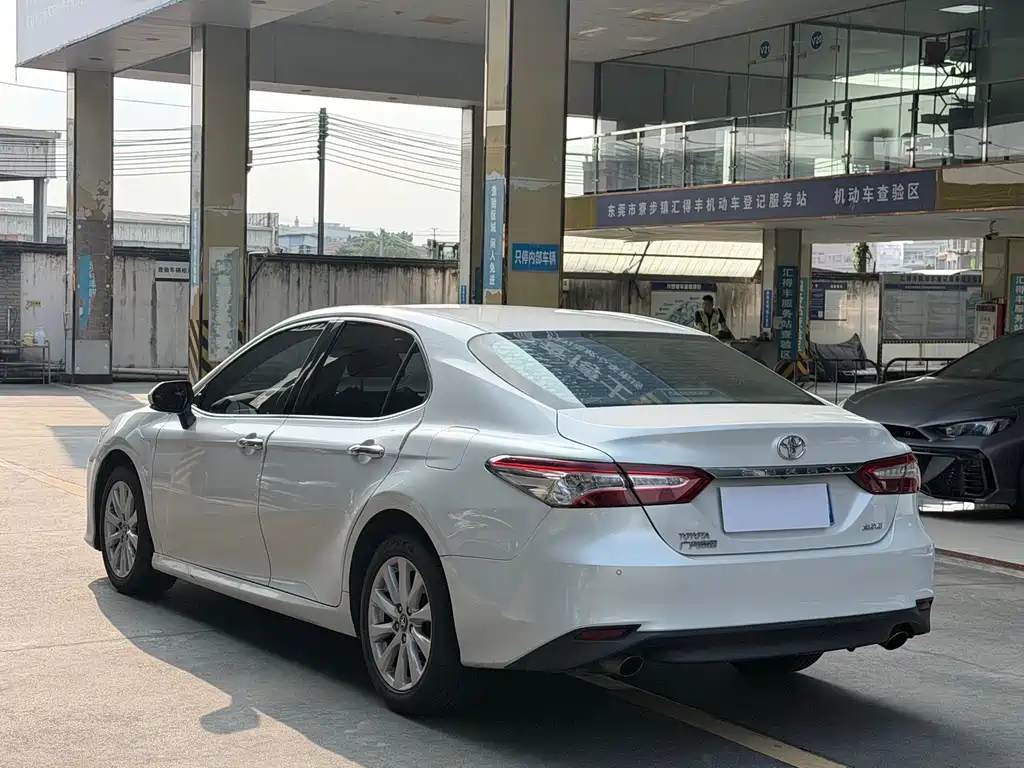 Toyota Camry 2018 — фото 13