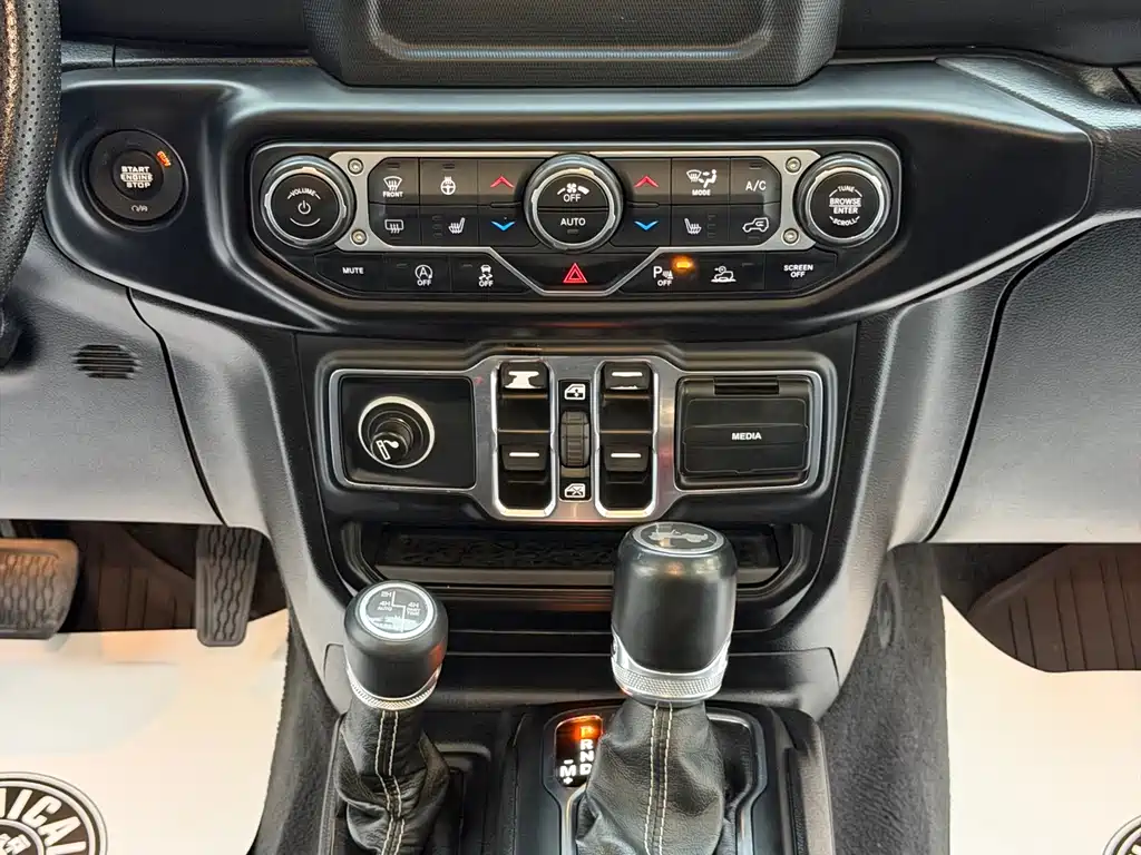 Jeep Wrangler 2021 — фото 11