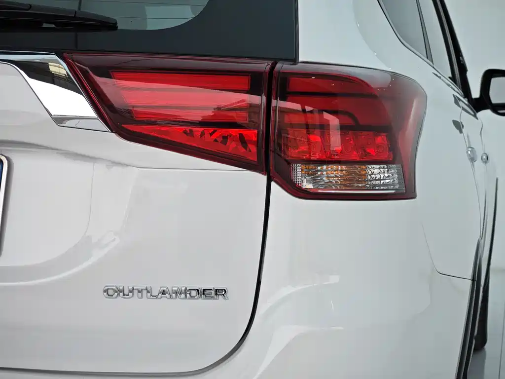 Mitsubishi Outlander 2020 — фото 26