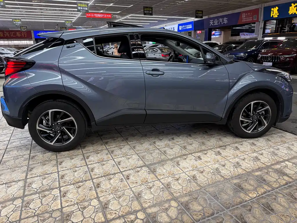Toyota C-HR 2023 — фото 6