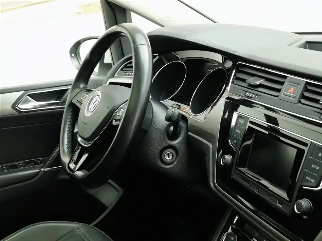 Volkswagen Touran 2017 — фото 22
