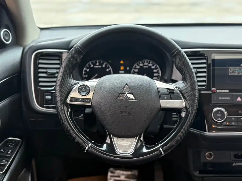 Mitsubishi Outlander 2022 — фото 21