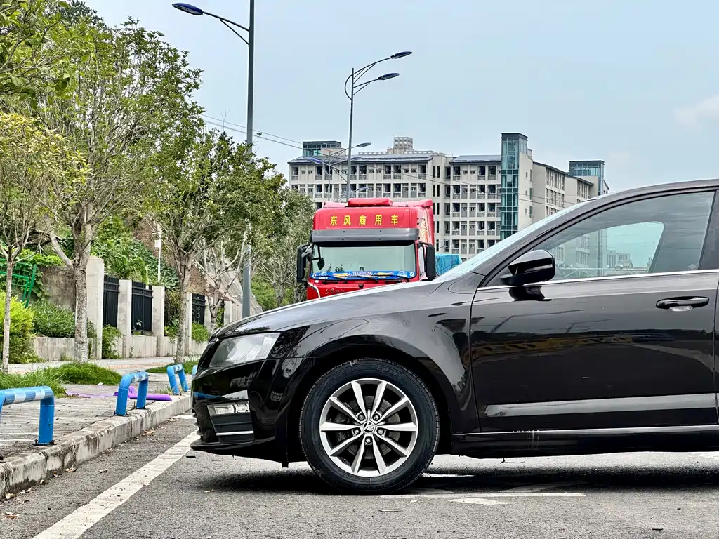 Skoda Octavia 2017 — фото 8