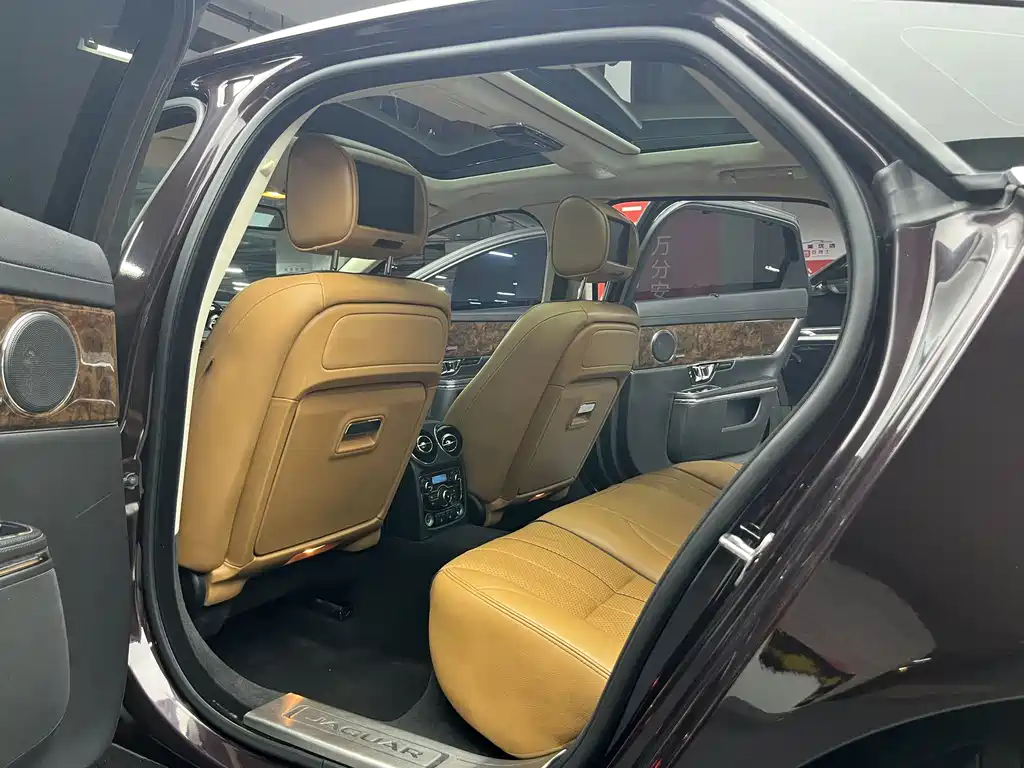 Jaguar XJ 2015 — фото 19