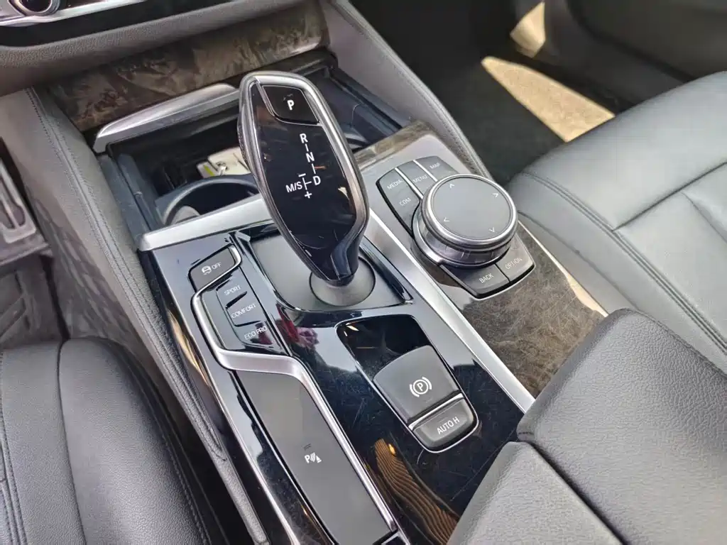 BMW 5 Series 2018 — фото 13