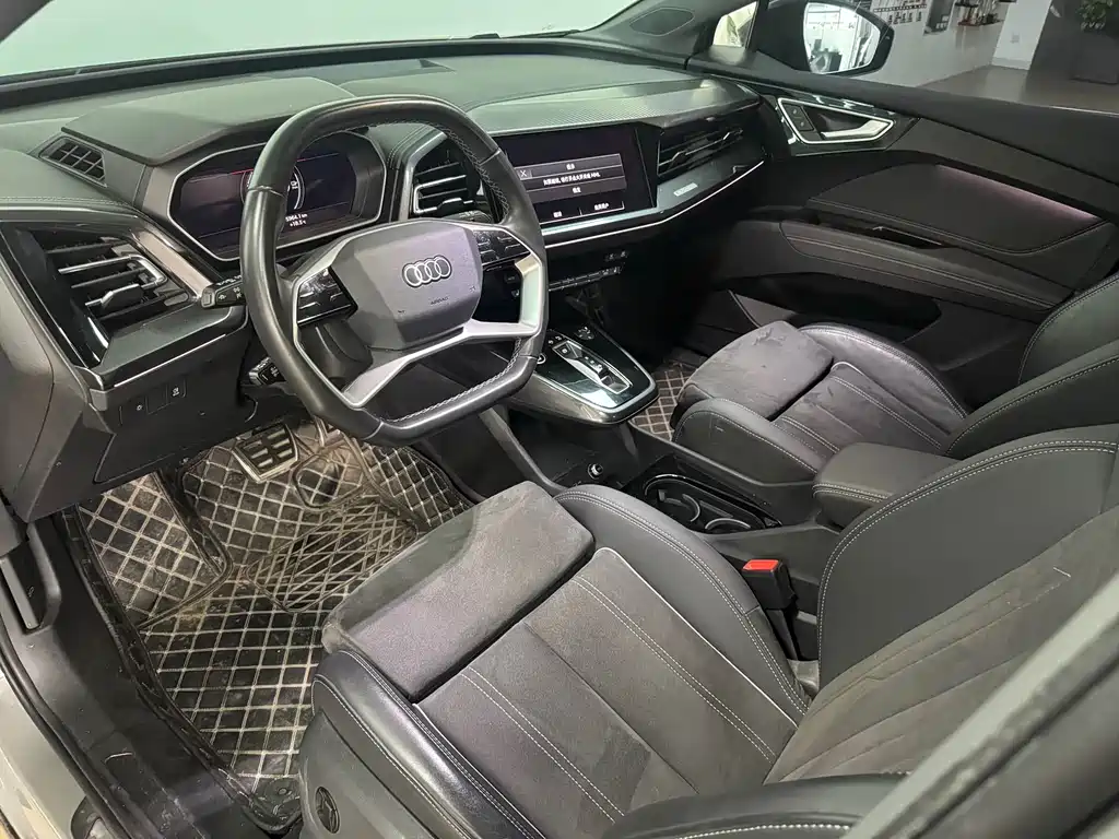 Audi Q4 e-tron 2023 — фото 8