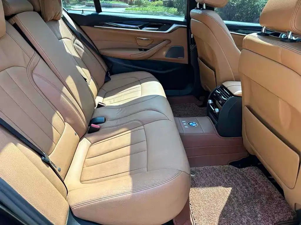 BMW 5 Series 2018 — фото 11