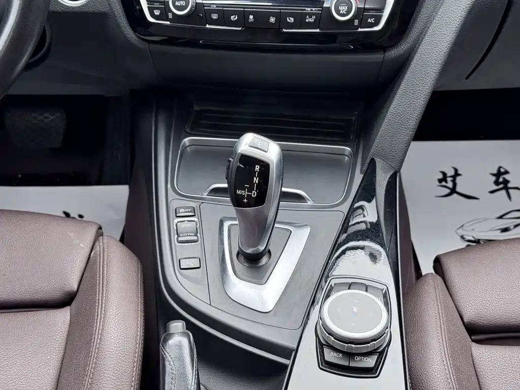 BMW 3 Series 2018 — фото 18