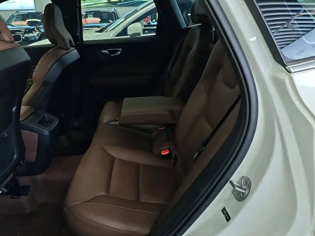 Volvo XC60 2023 — фото 17