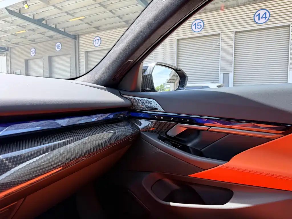 BMW M5 New Energy 2025 — фото 17