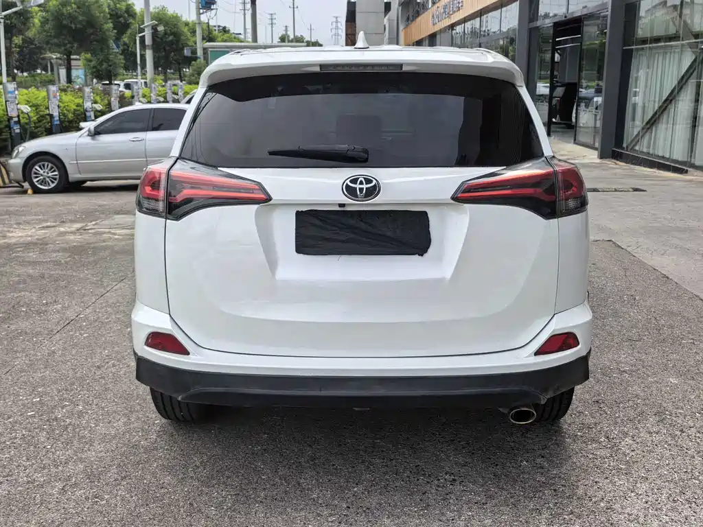 Toyota RAV4 2017 — фото 2