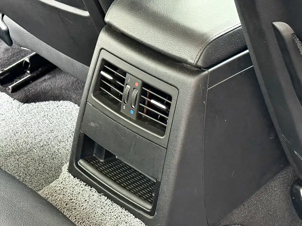 BMW 3 Series 2011 — фото 12