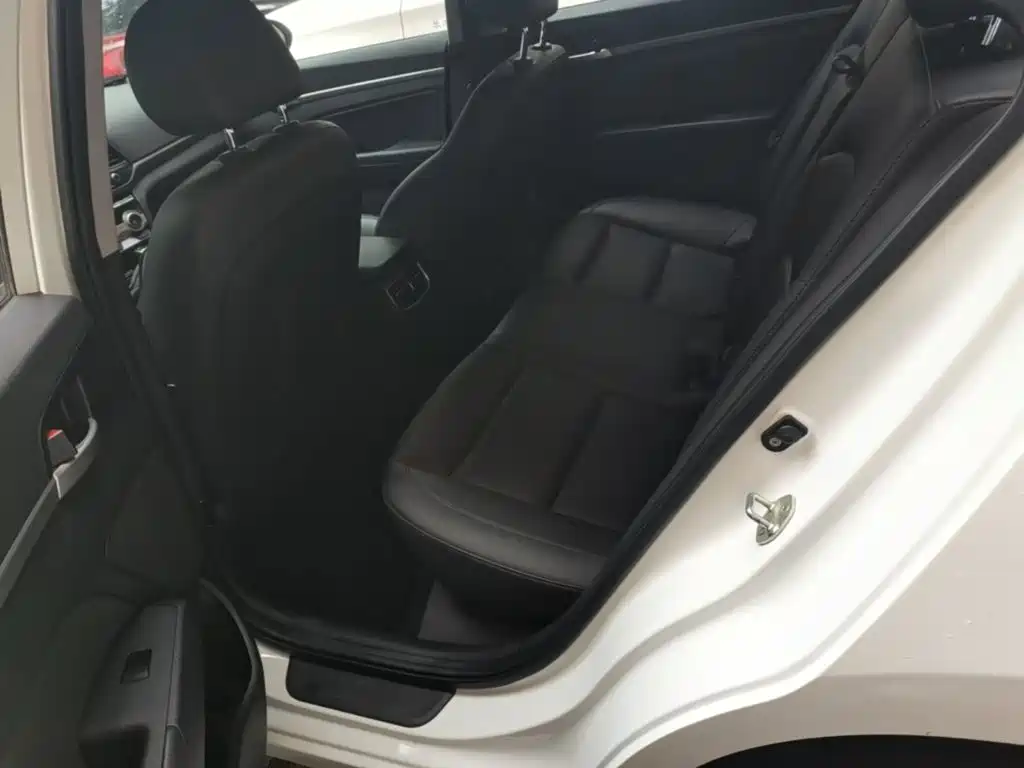Hyundai Elantra 2019 — фото 17