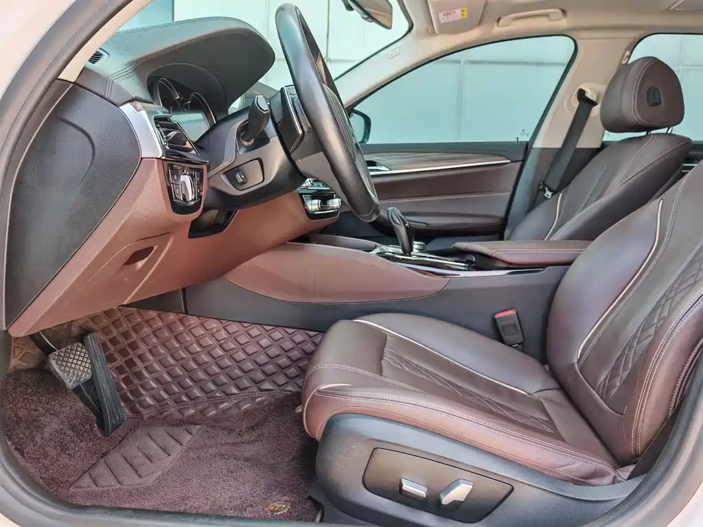 BMW 5 Series 2018 — фото 13