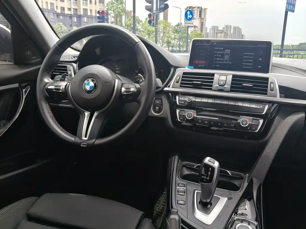 BMW 3 Series 2018 — фото 9