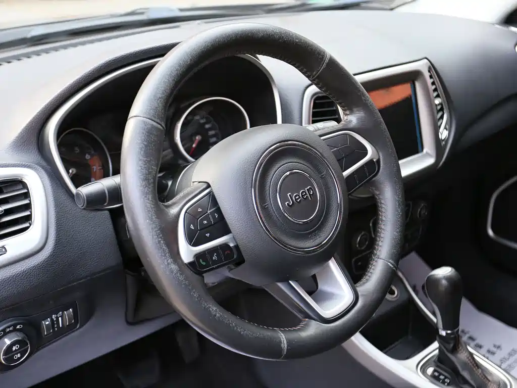 Jeep Compass 2018 — фото 11