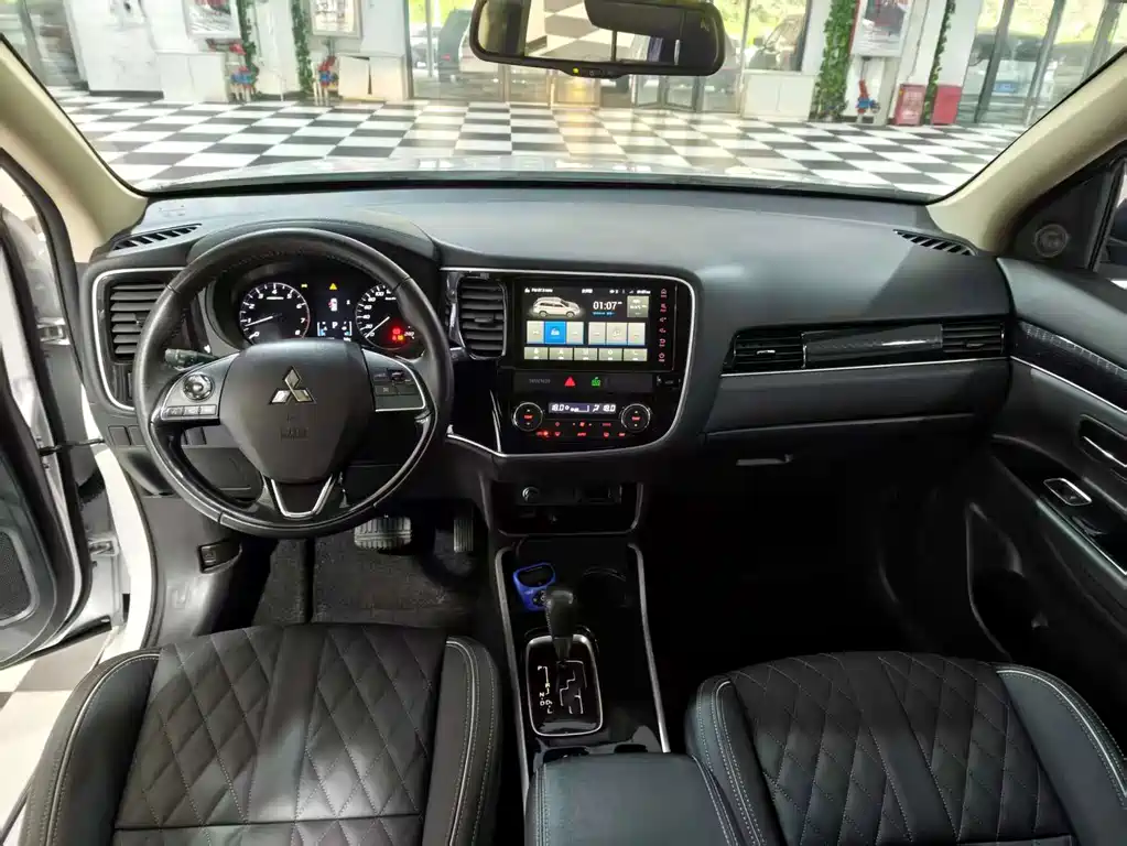 Mitsubishi Outlander 2022 — фото 11