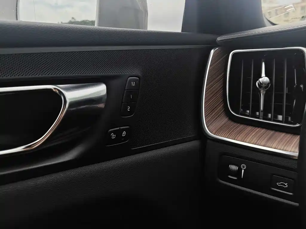 Volvo XC60 2021 — фото 15