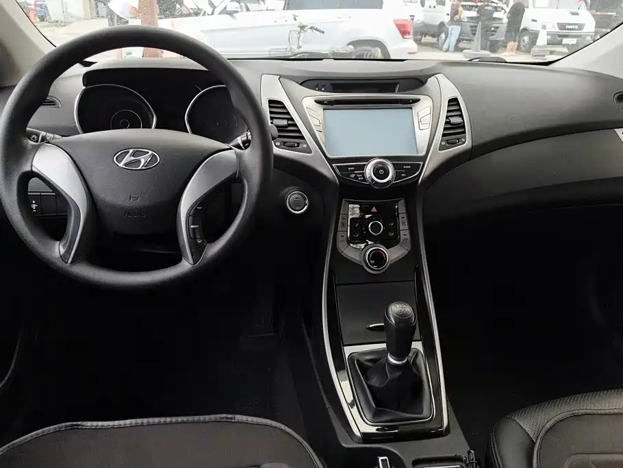 Hyundai Elantra 2016 — фото 12