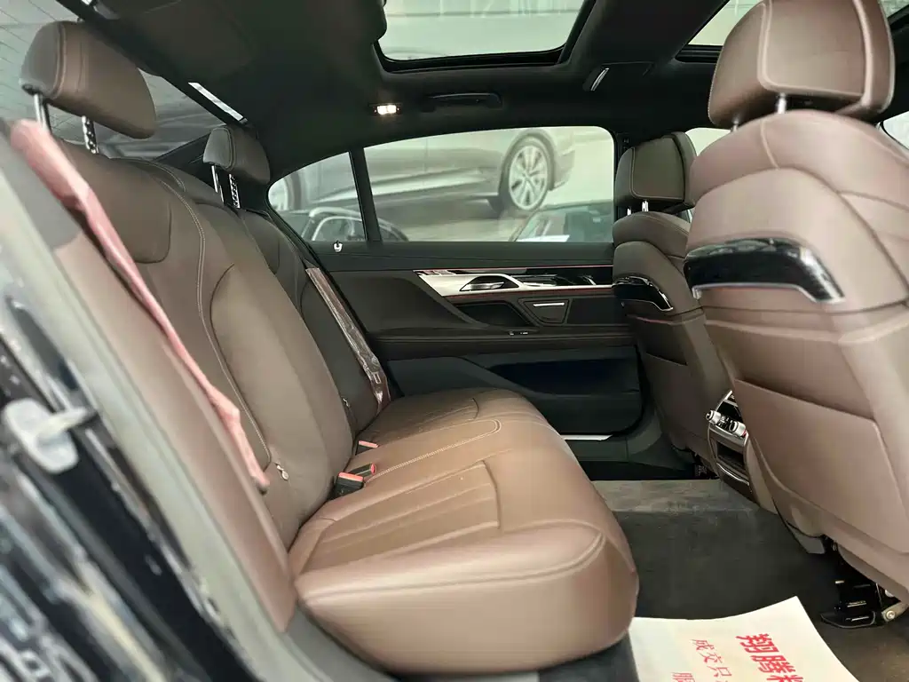 BMW 7 Series 2018 — фото 23