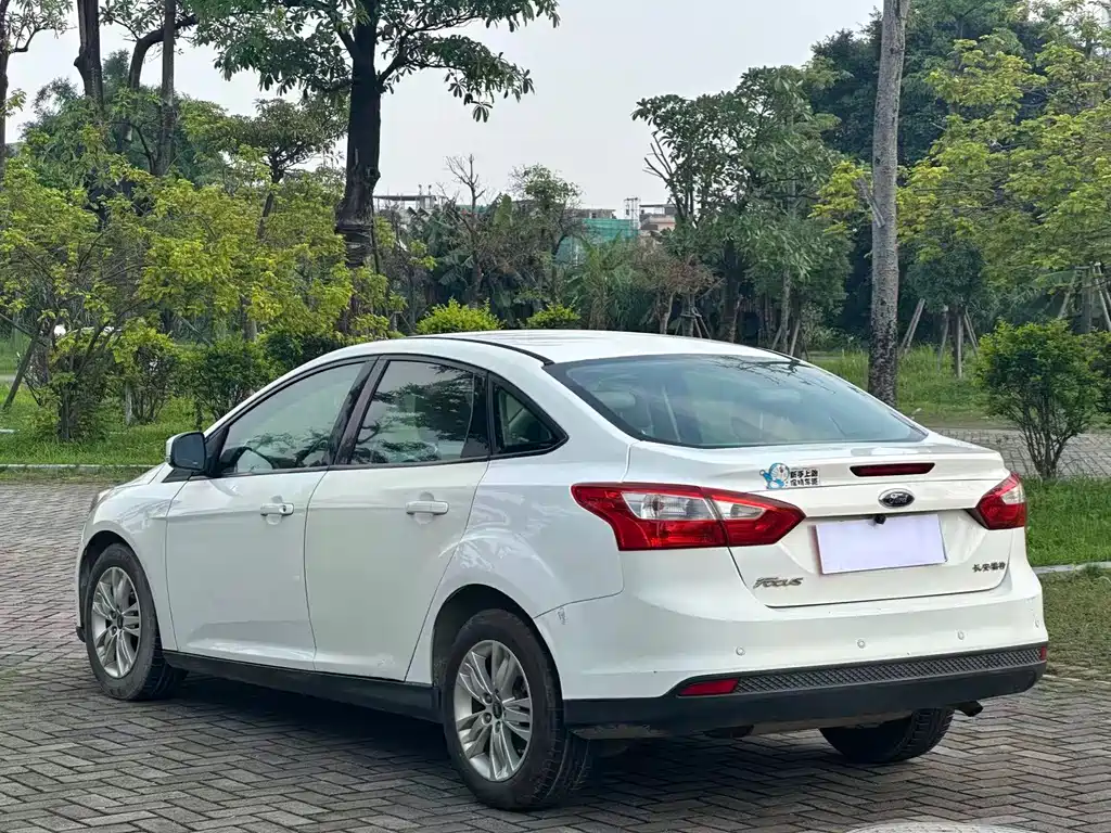 Ford Focus 2014 — фото 11