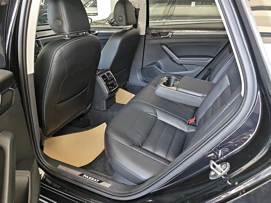 Volkswagen Passat 2017 — фото 16