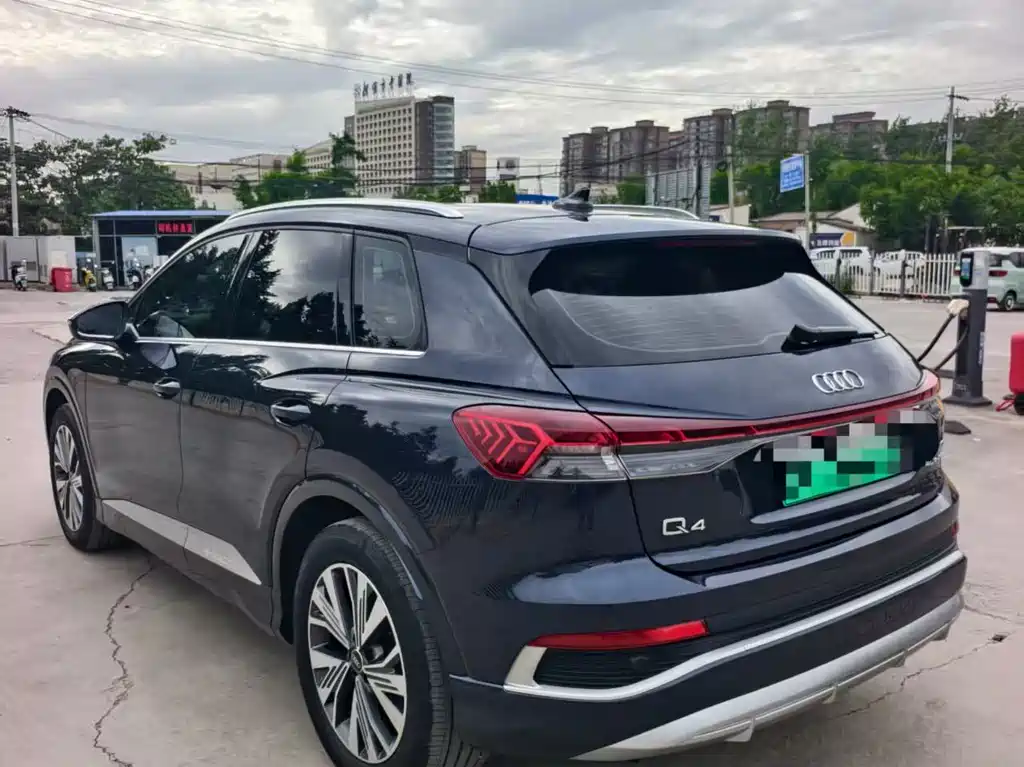 Audi Q4 e-tron 2023 — фото 4