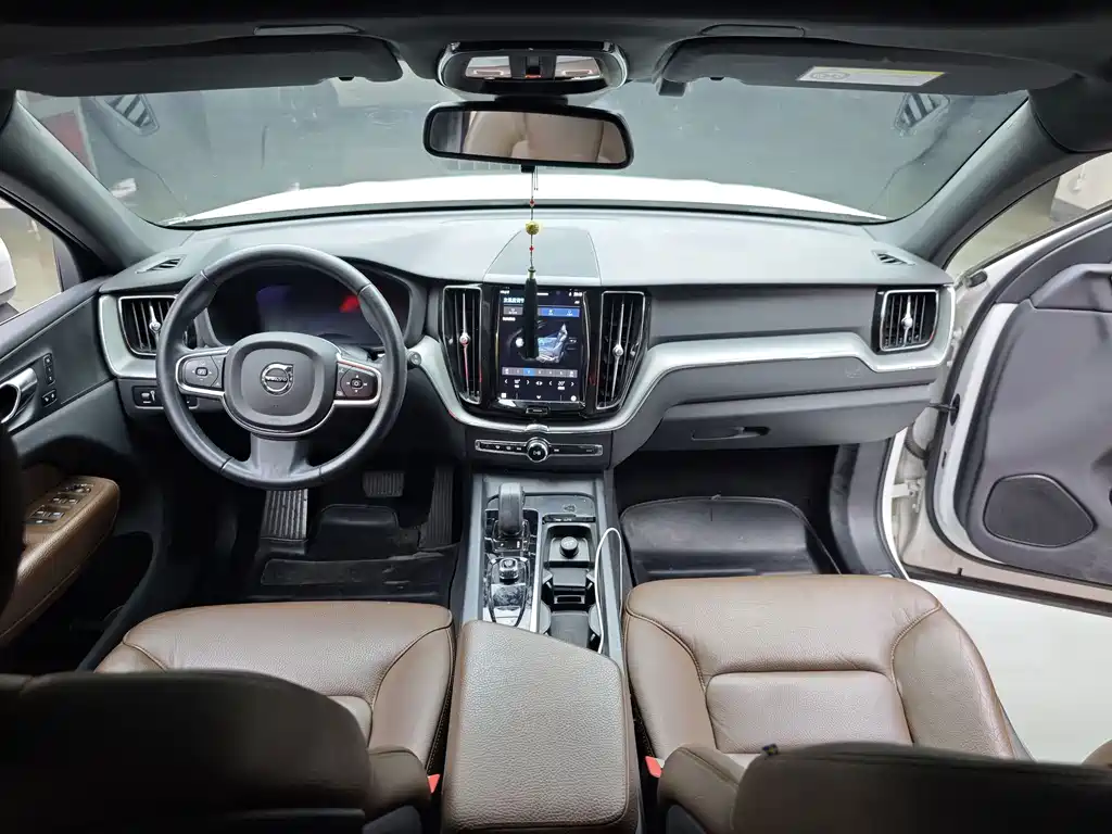 Volvo XC60 2022 — фото 16