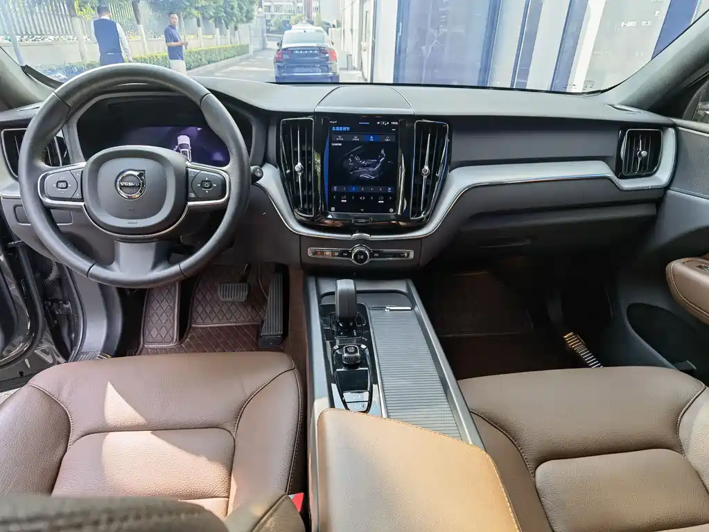 Volvo XC60 2023 — фото 10