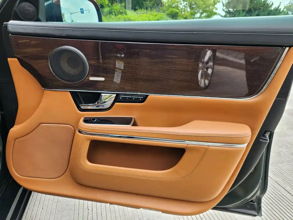 Jaguar XJ 2015 — фото 13