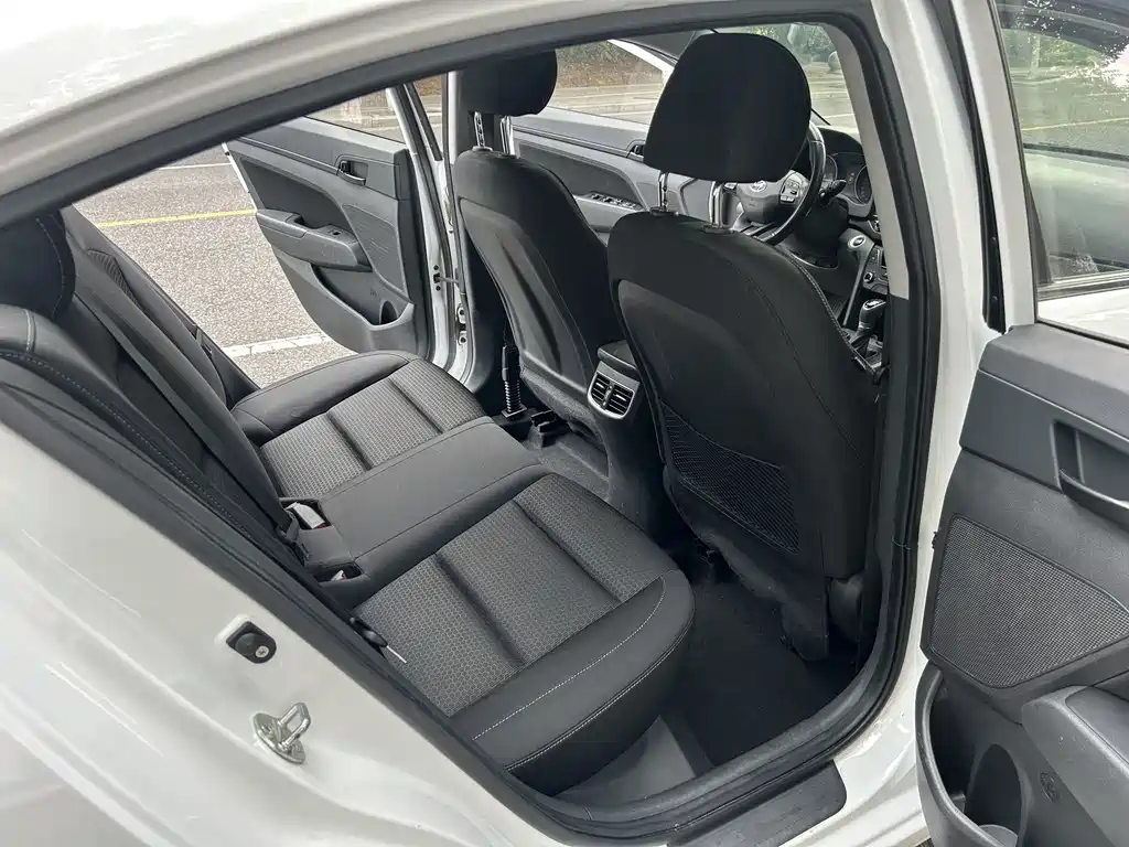 Hyundai Elantra 2019 — фото 12