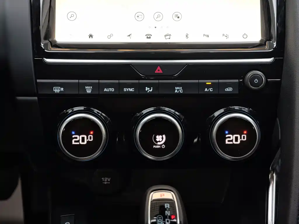Jaguar E-PACE 2020 — фото 26