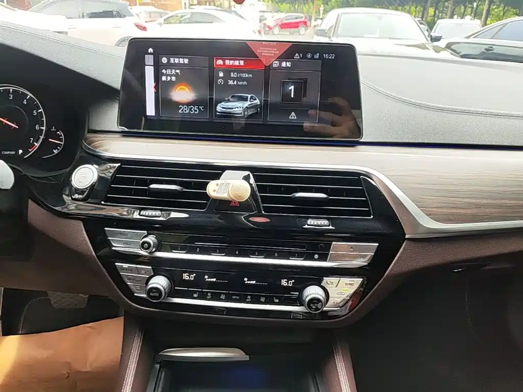 BMW 5 Series 2018 — фото 12