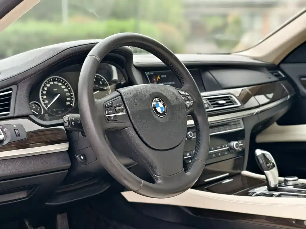 BMW 7 Series 2012 — фото 24