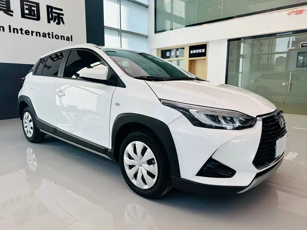 Toyota Yaris L 2022 — фото 3