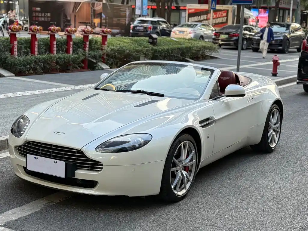 Aston Martin V8 Vantage 2011 — фото 1