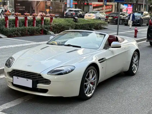 Aston Martin V8 Vantage 2011