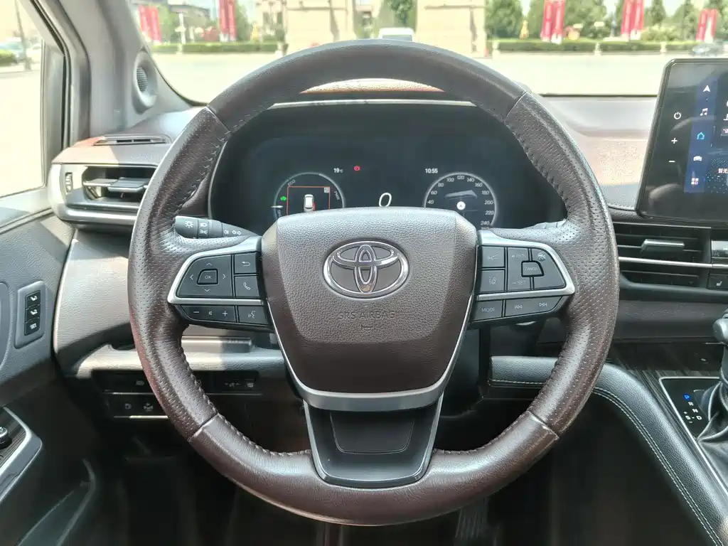 Toyota Sienna 2023 — фото 16
