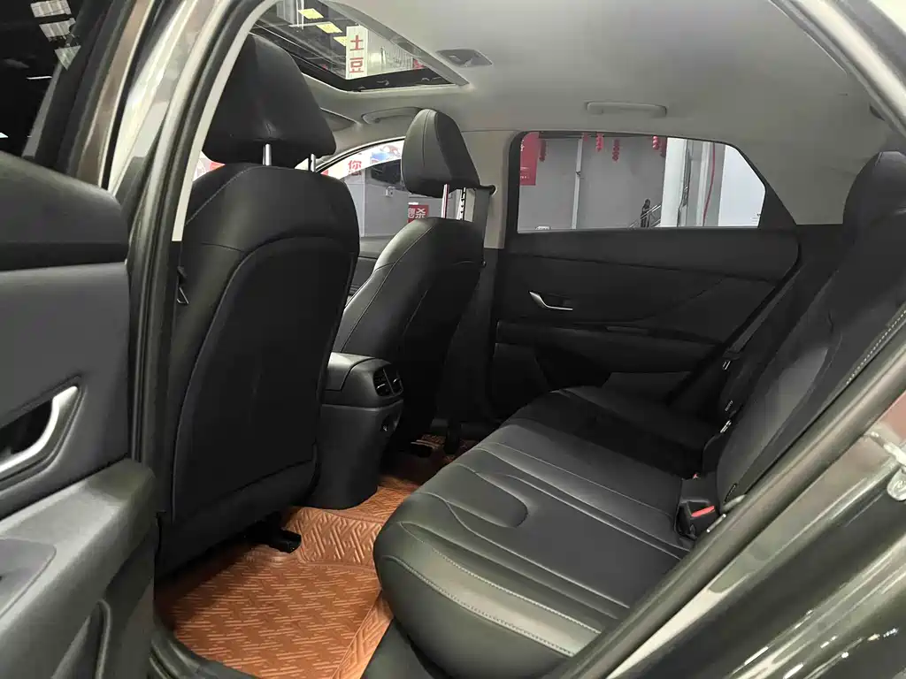 Hyundai Elantra 2023 — фото 10