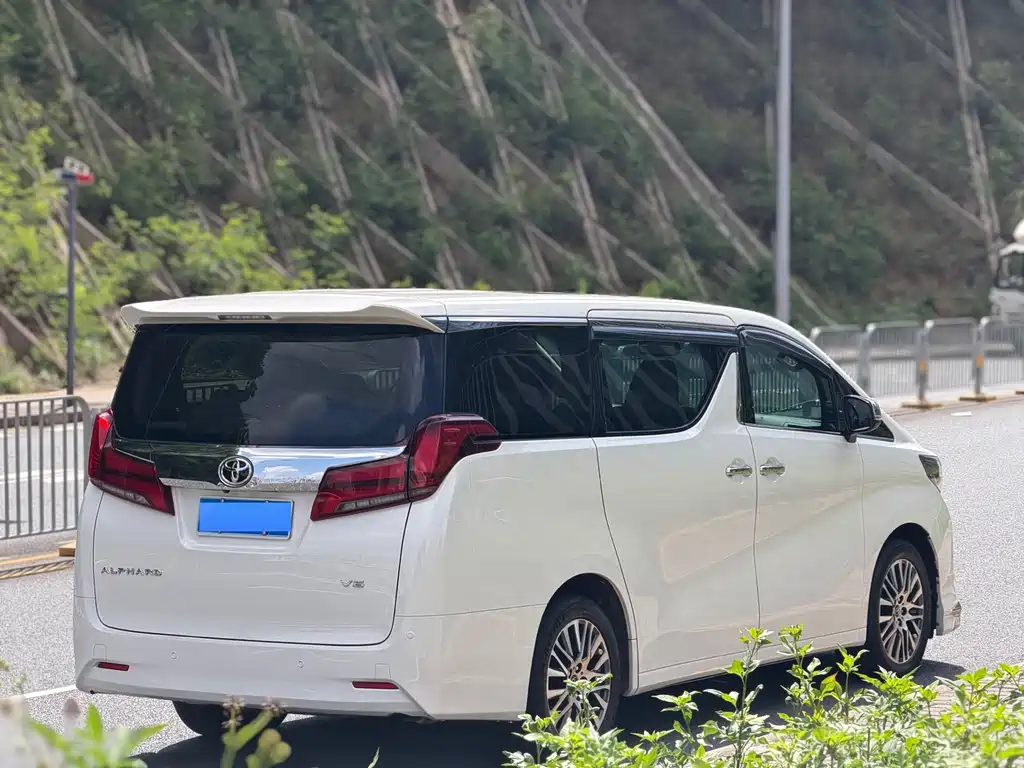Toyota Alphard 2018 — фото 15