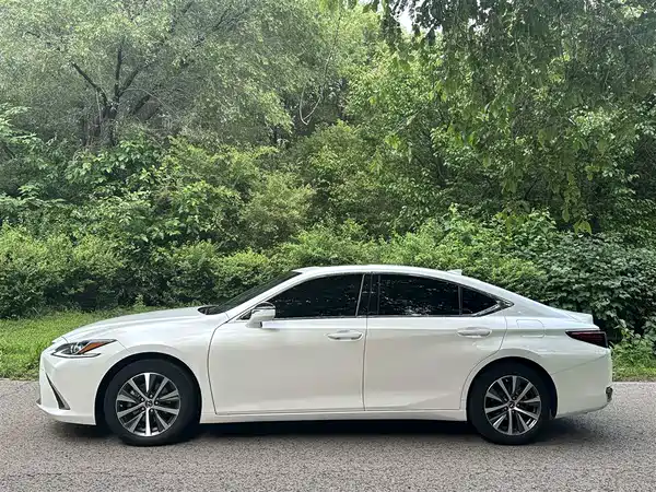 Lexus ES 2021