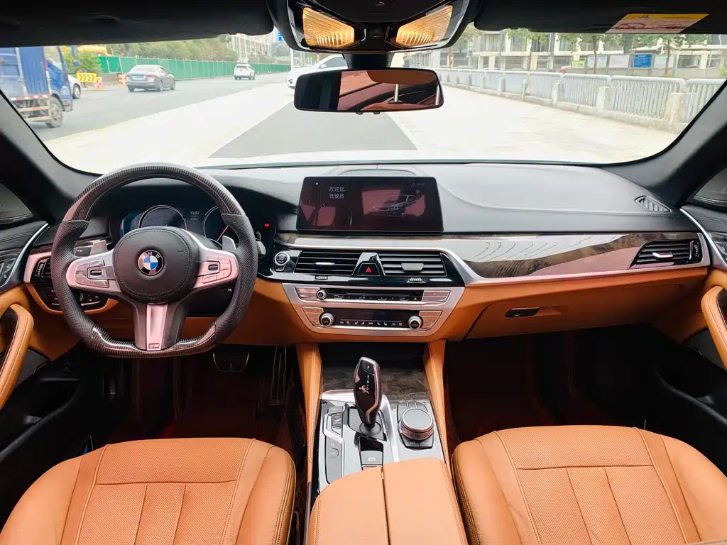 BMW 5 Series 2018 — фото 12