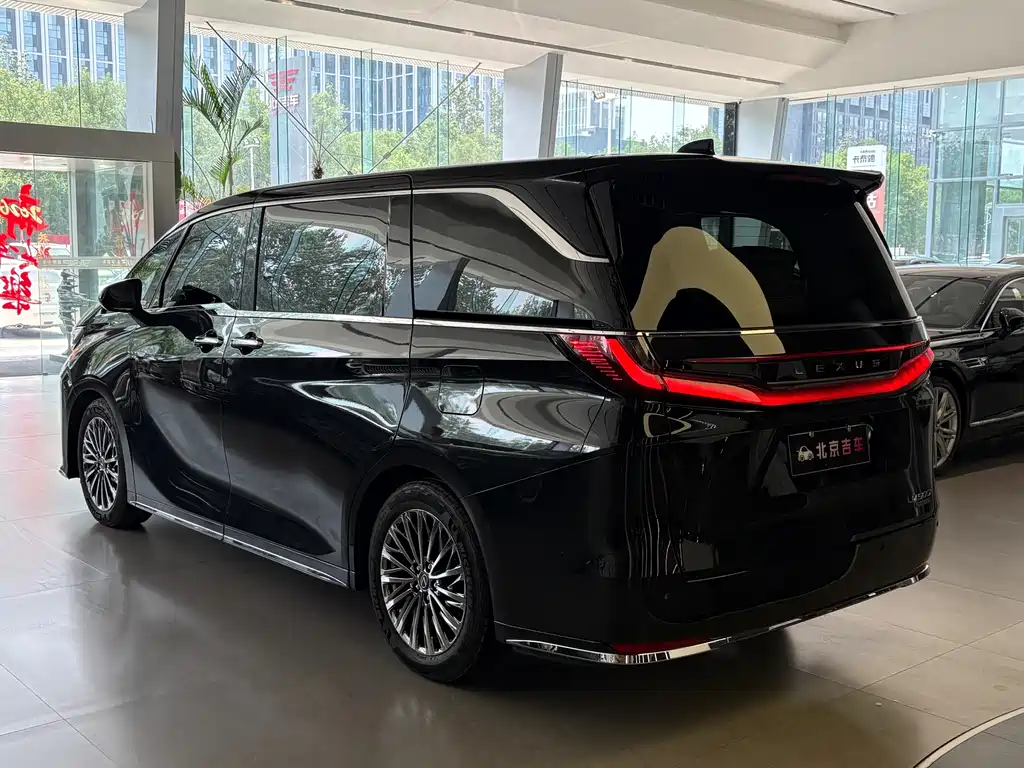 Lexus LM 2026
