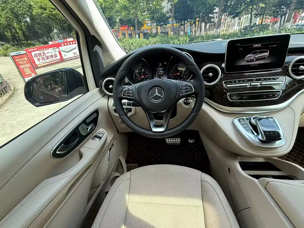 Mercedes-Benz V-Class 2019 — фото 32