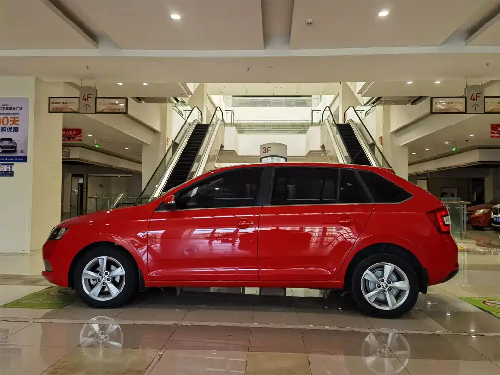 Skoda Rapid Spaceback 2018 — фото 13
