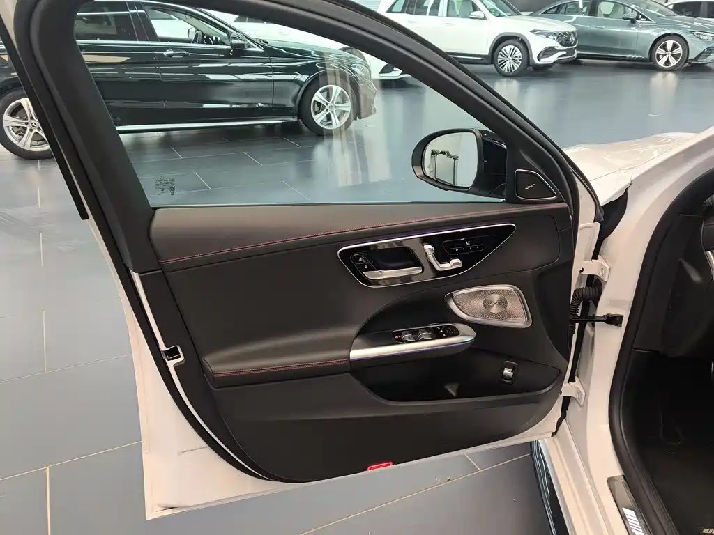 Mercedes-Benz C-Class AMG 2025 — фото 8
