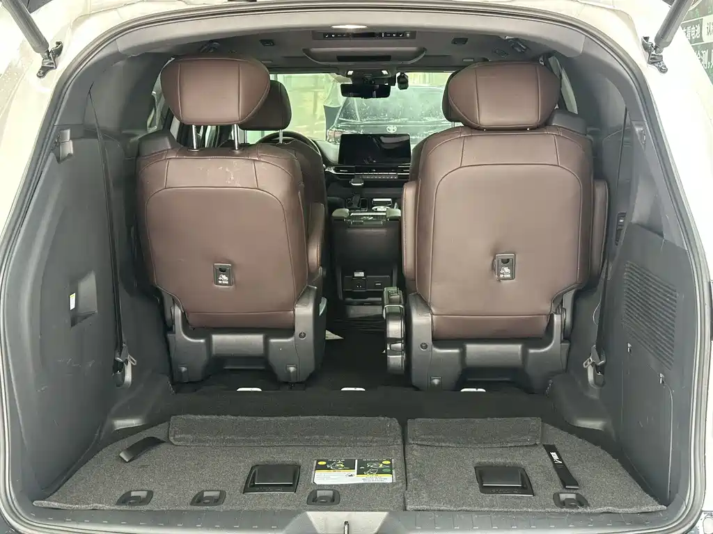 Toyota Sienna 2022 — фото 19