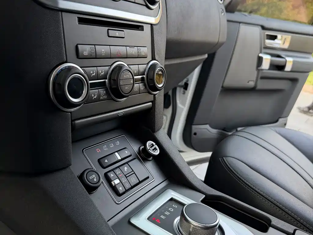 Land Rover Discovery 2016 — фото 25