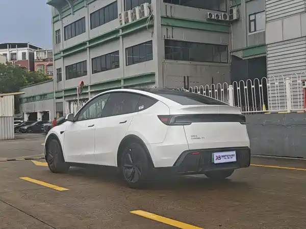 Tesla Model Y 2025